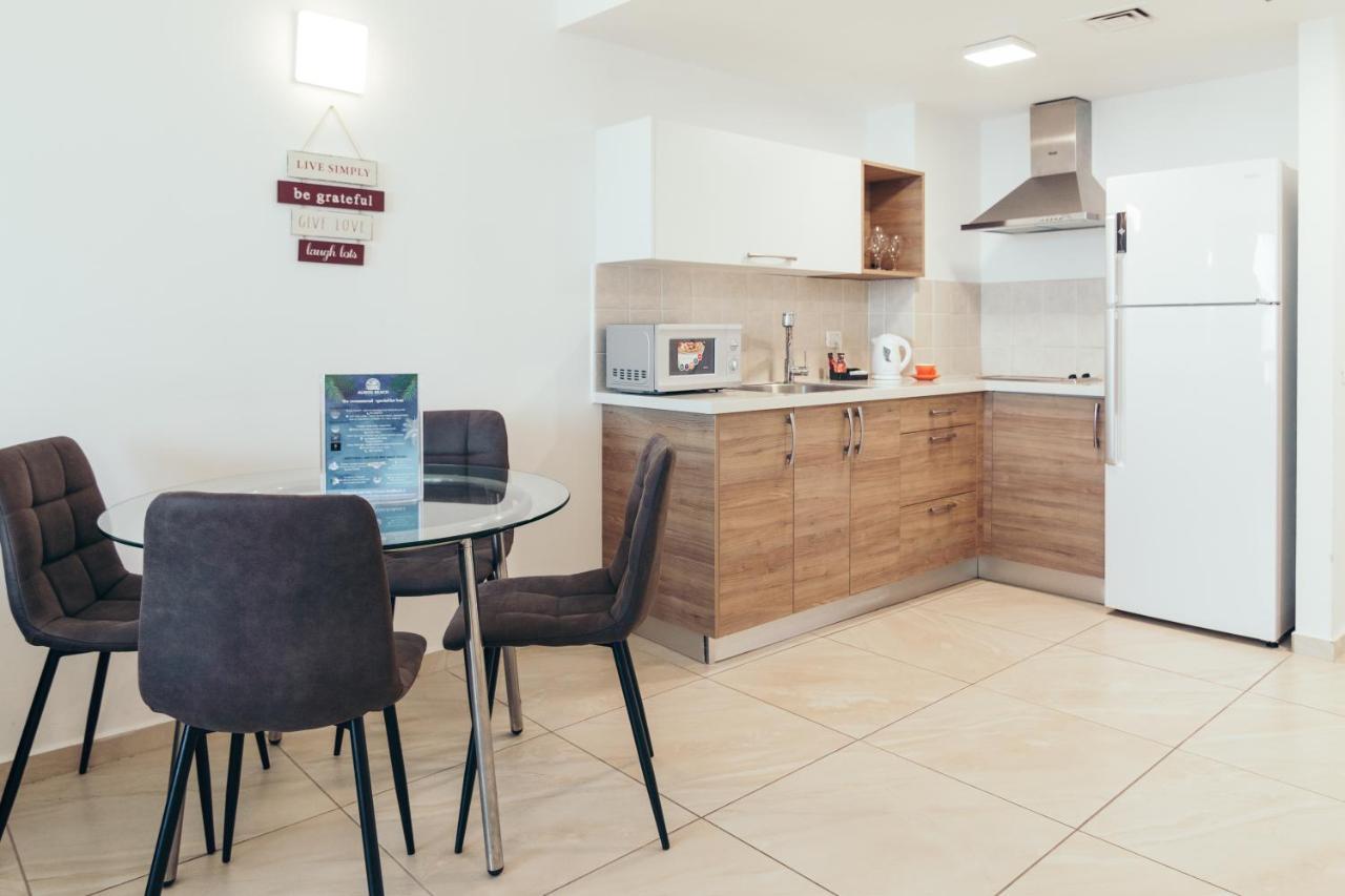 Almog Beach Apt Hotel מלון דירות אלמוג ביץ' Haifa Bagian luar foto