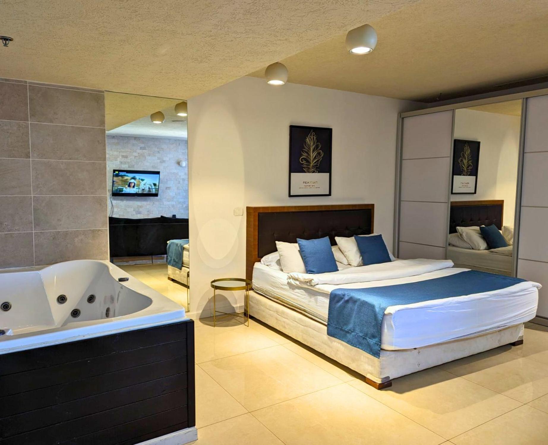 Almog Beach Apt Hotel מלון דירות אלמוג ביץ' Haifa Bagian luar foto