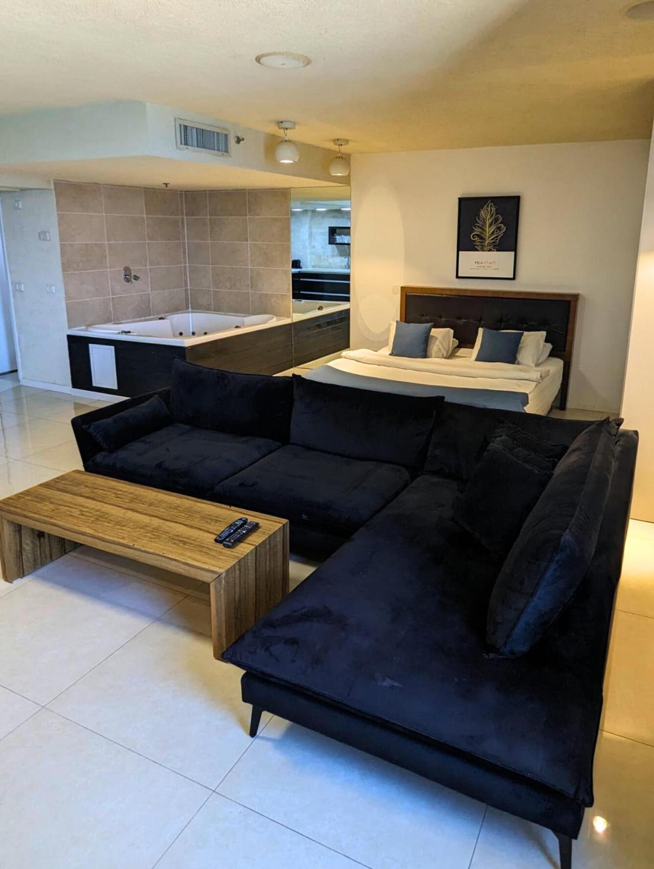 Almog Beach Apt Hotel מלון דירות אלמוג ביץ' Haifa Bagian luar foto