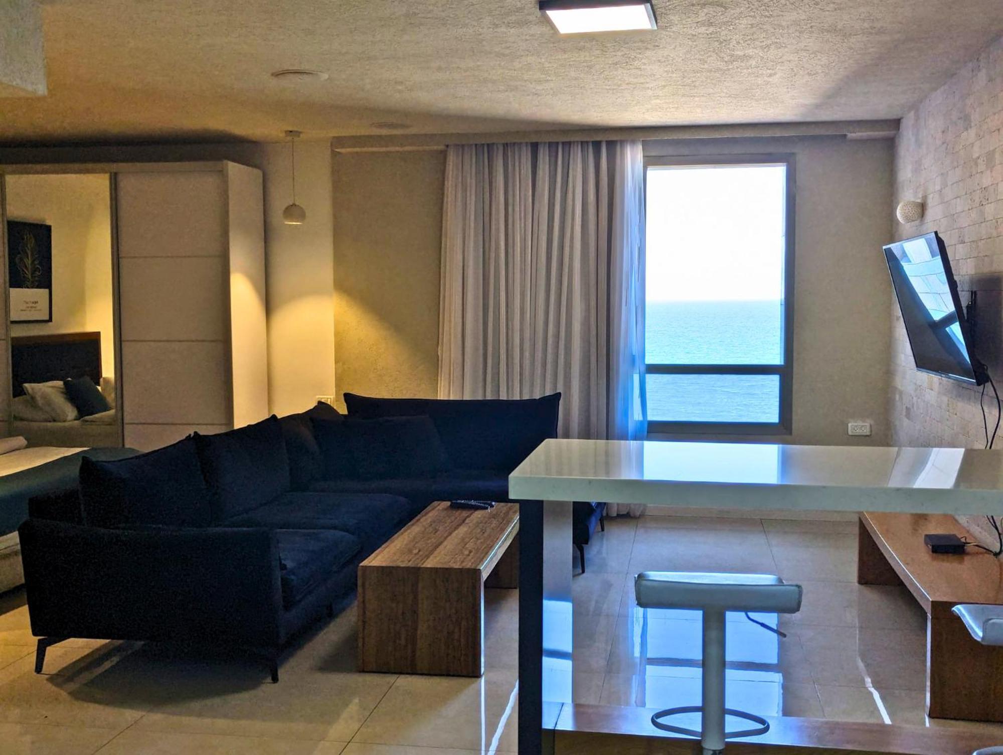 Almog Beach Apt Hotel מלון דירות אלמוג ביץ' Haifa Bagian luar foto