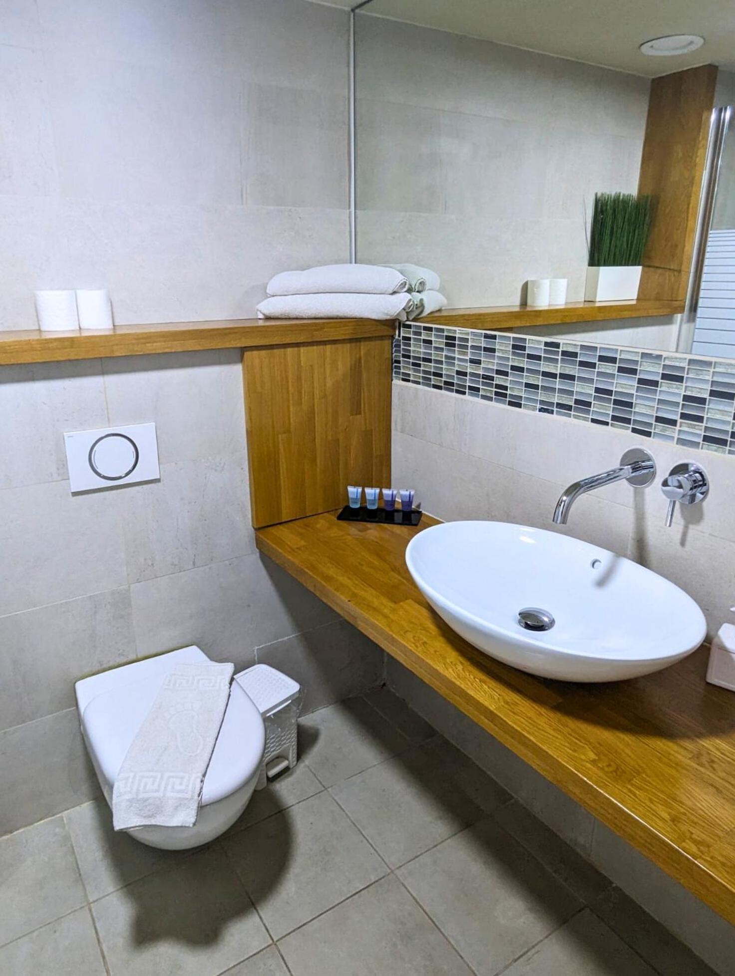 Almog Beach Apt Hotel מלון דירות אלמוג ביץ' Haifa Bagian luar foto