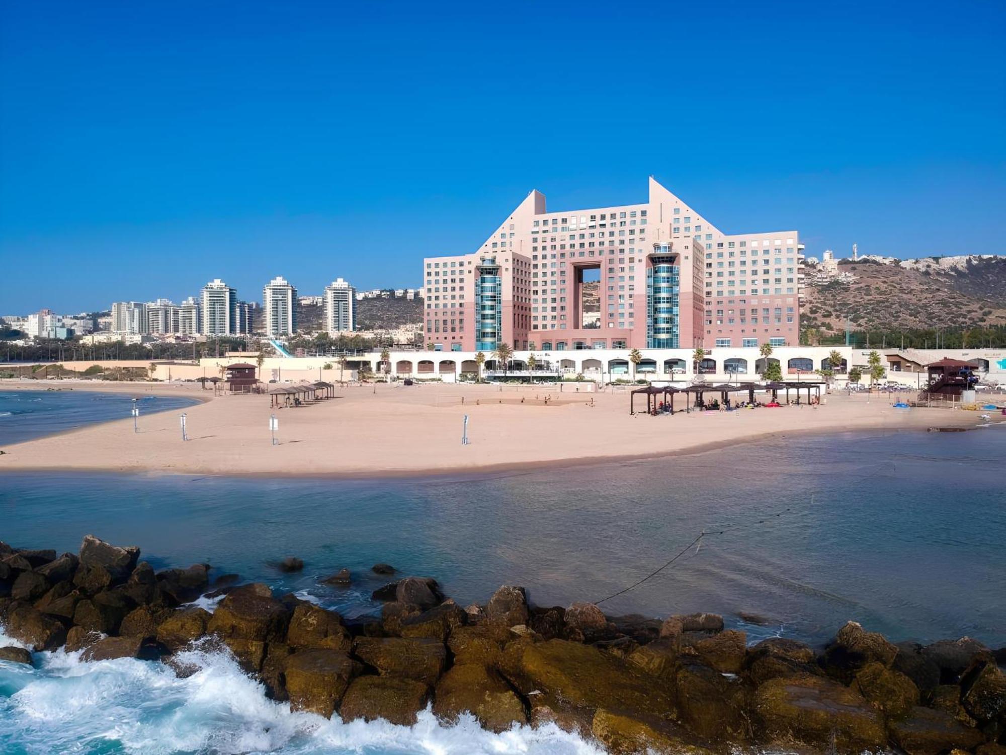 Almog Beach Apt Hotel מלון דירות אלמוג ביץ' Haifa Bagian luar foto